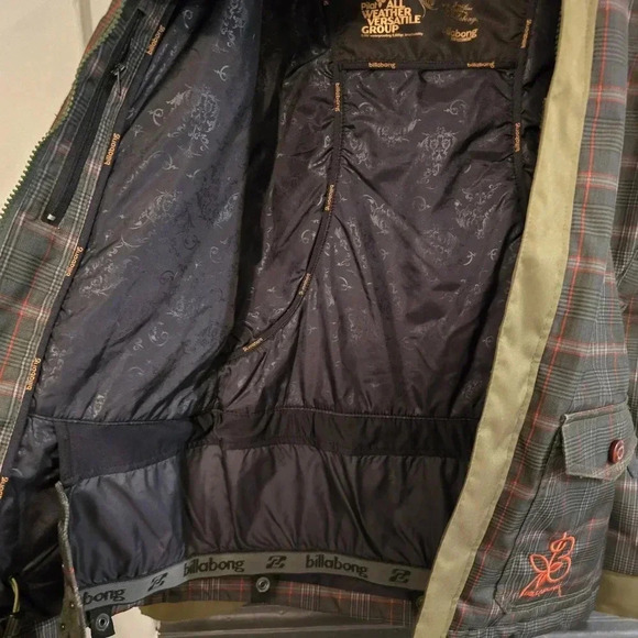 Billabong size Medium green and orange winter ski snow jacket with pockets. - Picture 5 of 9
